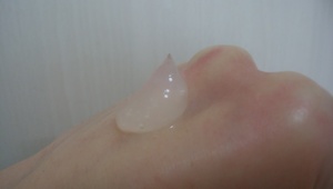 moistgelcleansing-textureonhand